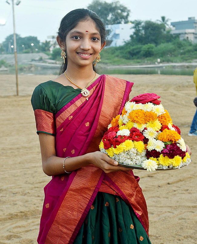 Bathukamma_20Celebrations_20at_20_20Karimnagar_20District__20_2846_29.jpg 46