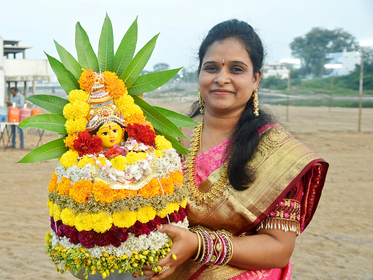 Bathukamma_20Celebrations_20at_20_20Karimnagar_20District__20_2847_29.jpg 47