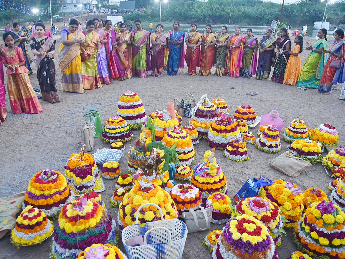 Bathukamma_20Celebrations_20at_20_20Karimnagar_20District__20_2848_29.jpg 48