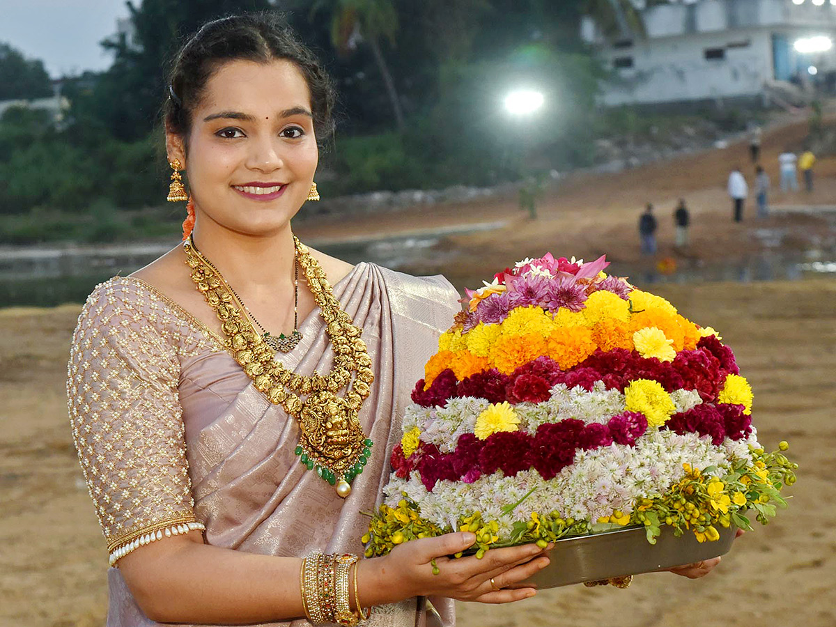 Bathukamma_20Celebrations_20at_20_20Karimnagar_20District__20_2849_29.jpg 49