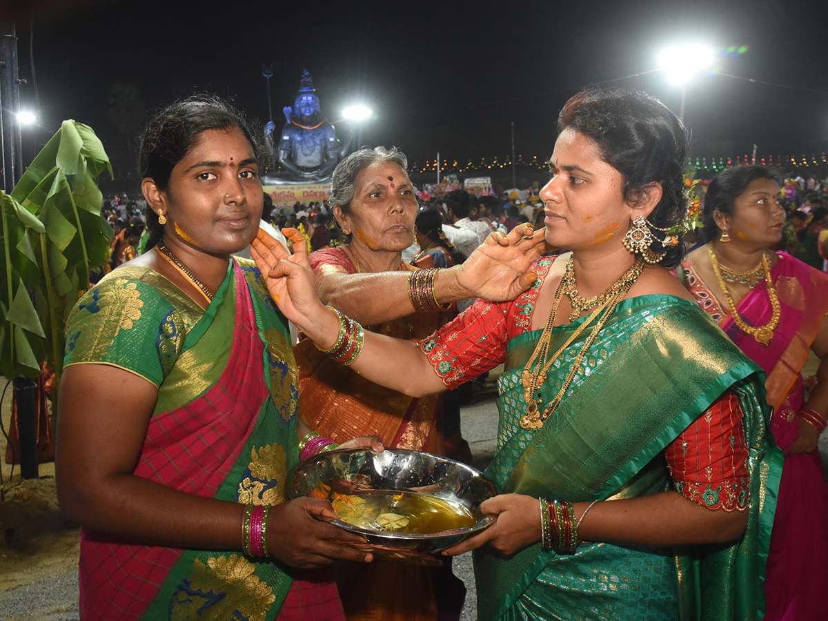 Bathukamma_20Celebrations_20at_20_20Karimnagar_20District__20_284_29.jpg 4