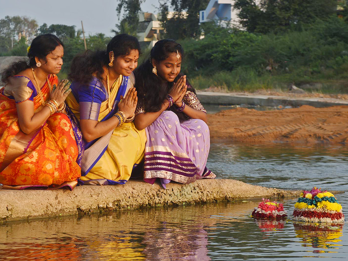 Bathukamma_20Celebrations_20at_20_20Karimnagar_20District__20_2850_29.jpg 50