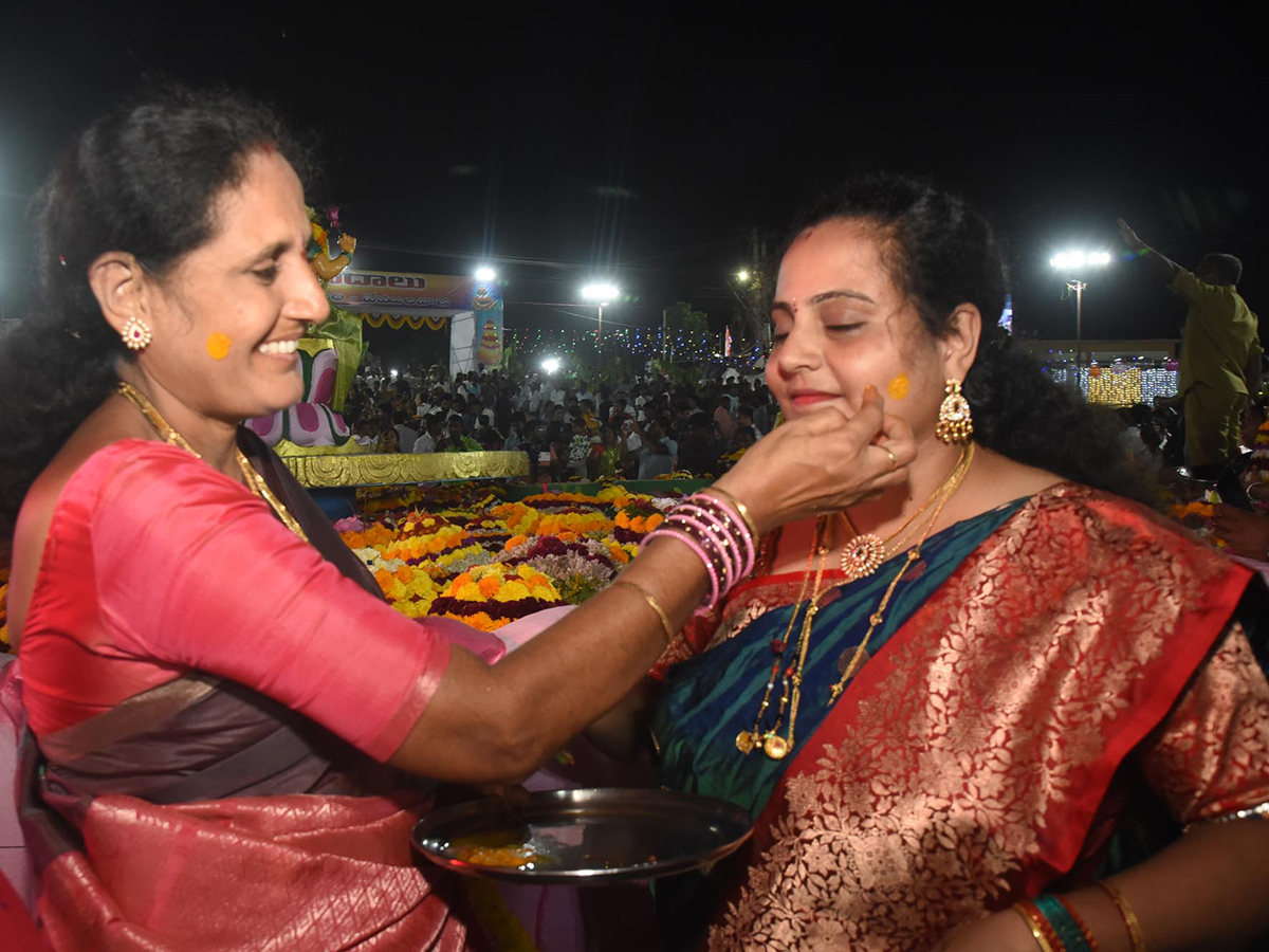 Bathukamma_20Celebrations_20at_20_20Karimnagar_20District__20_285_29.jpg 5