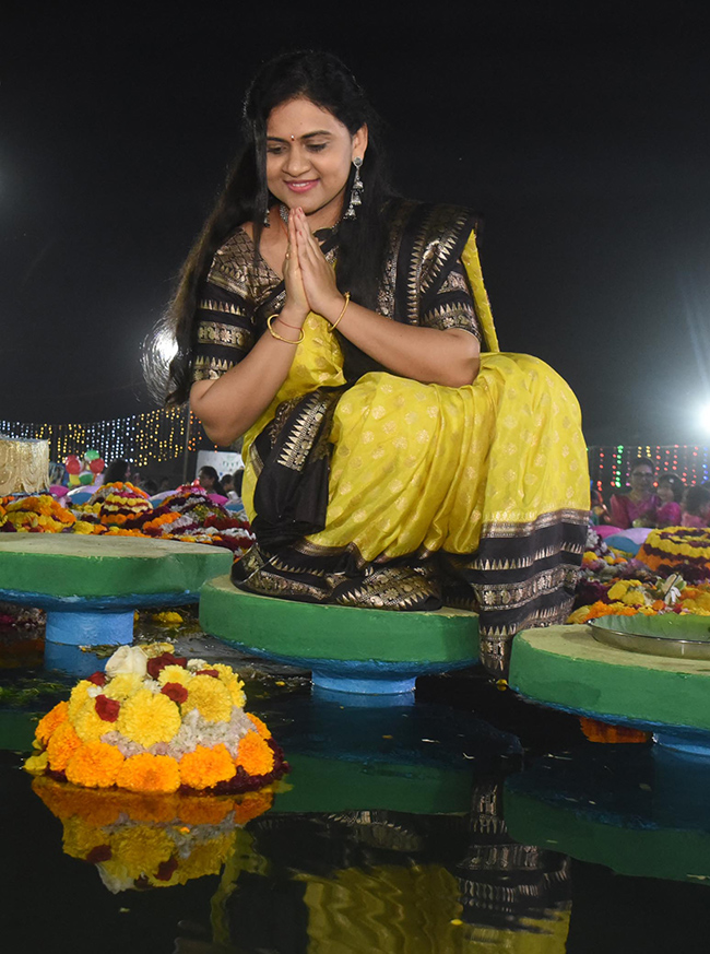 Bathukamma_20Celebrations_20at_20_20Karimnagar_20District__20_286_29.jpg 6