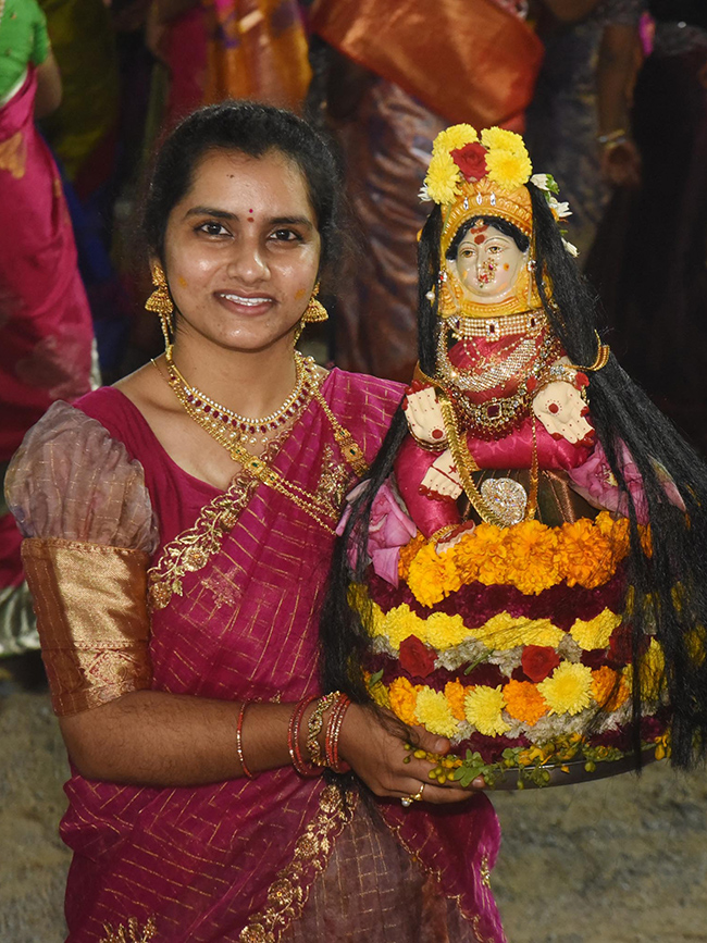 Bathukamma_20Celebrations_20at_20_20Karimnagar_20District__20_287_29.jpg 7