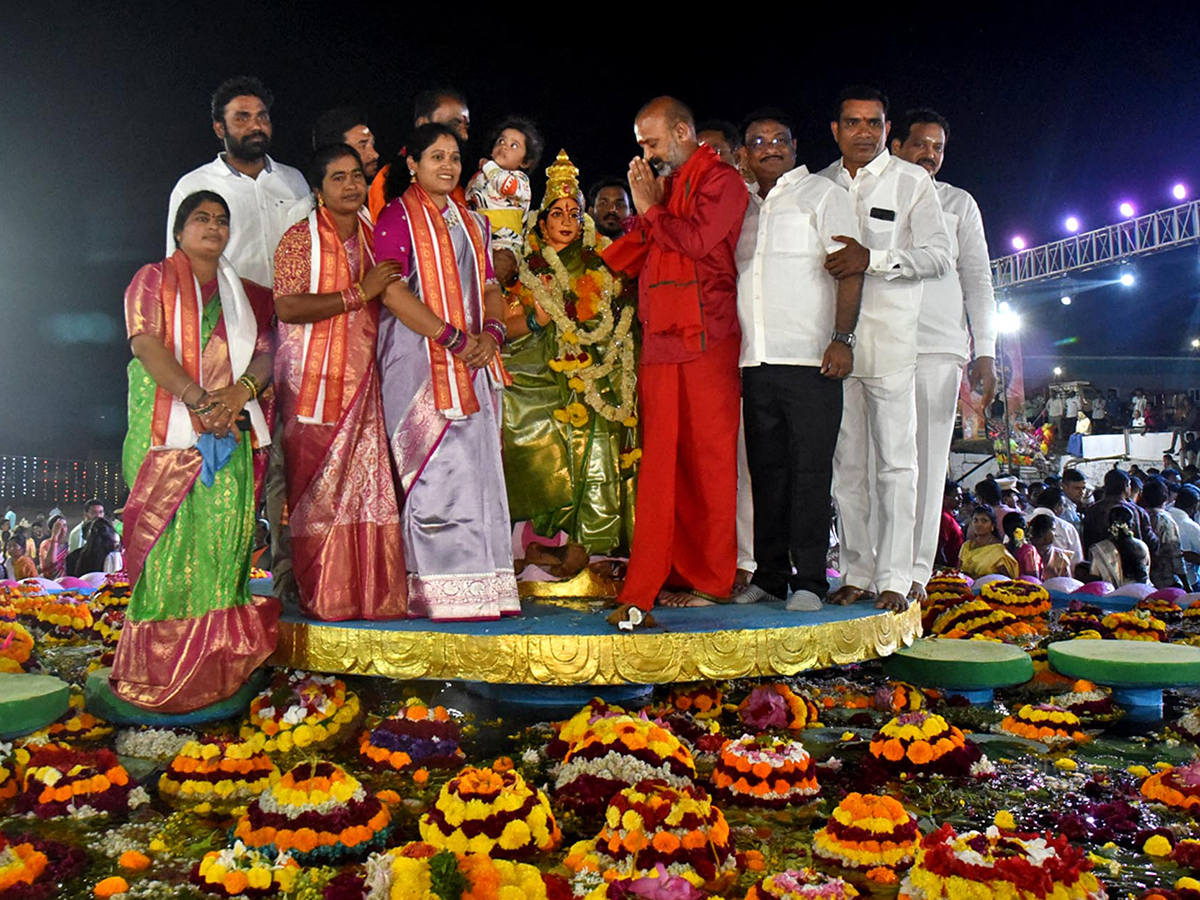 Bathukamma_20Celebrations_20at_20_20Karimnagar_20District__20_288_29.jpg 8
