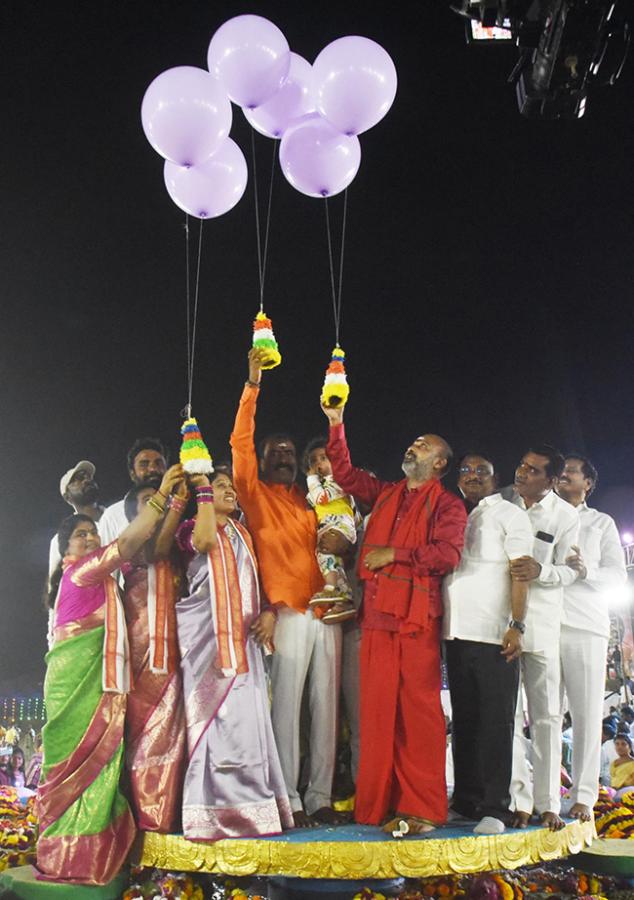 Bathukamma_20Celebrations_20at_20_20Karimnagar_20District__20_289_29.jpg 9