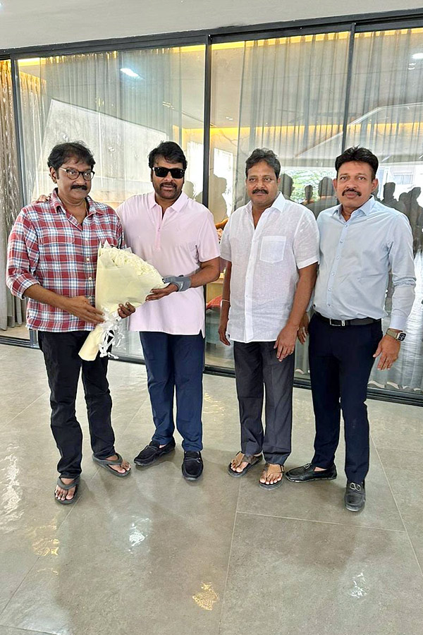 Megastar_20Chiranjeevi_2C_20Prabhas_20and_20Ram_20Charan_20wished_20mega_20director_20VV_20Vinayak_20on_20his_20birthday_20Photos_20_282_29.jpg 3