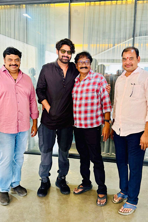 Megastar_20Chiranjeevi_2C_20Prabhas_20and_20Ram_20Charan_20wished_20mega_20director_20VV_20Vinayak_20on_20his_20birthday_20Photos_20_283_29.jpg 4