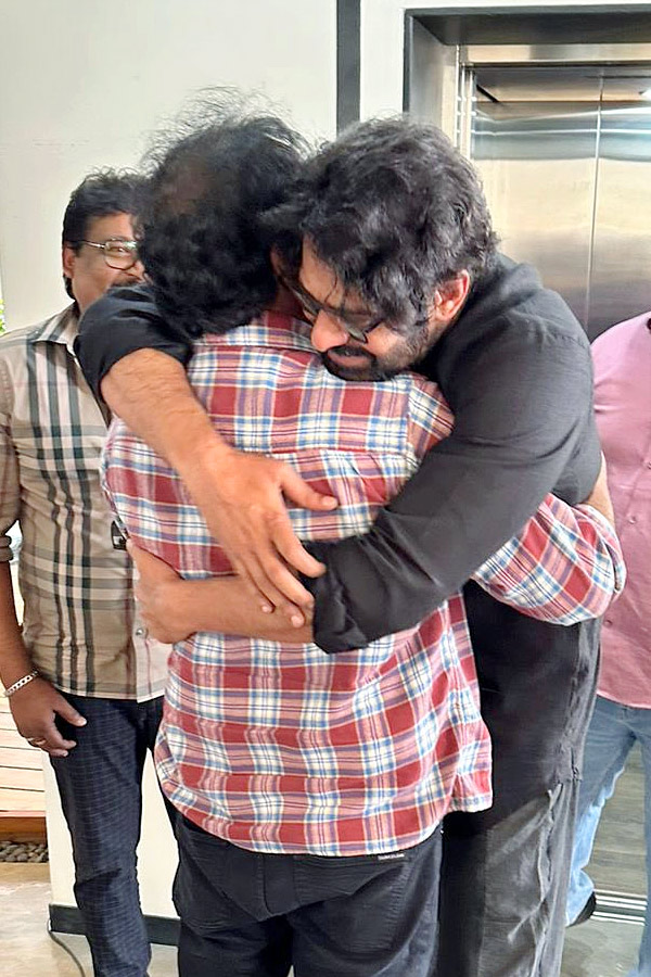 Megastar_20Chiranjeevi_2C_20Prabhas_20and_20Ram_20Charan_20wished_20mega_20director_20VV_20Vinayak_20on_20his_20birthday_20Photos_20_288_29.jpg 8