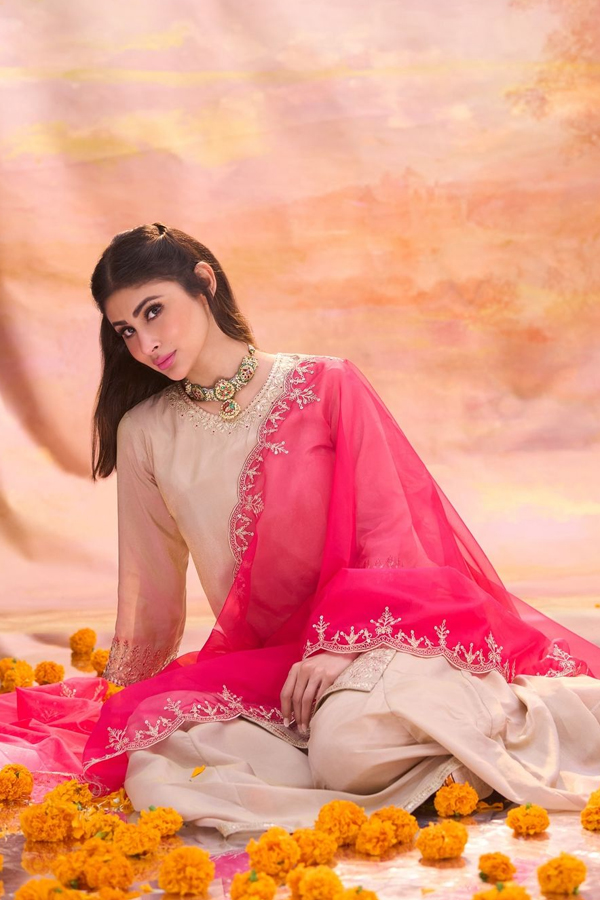 Mouni-Roy-7.jpg 8