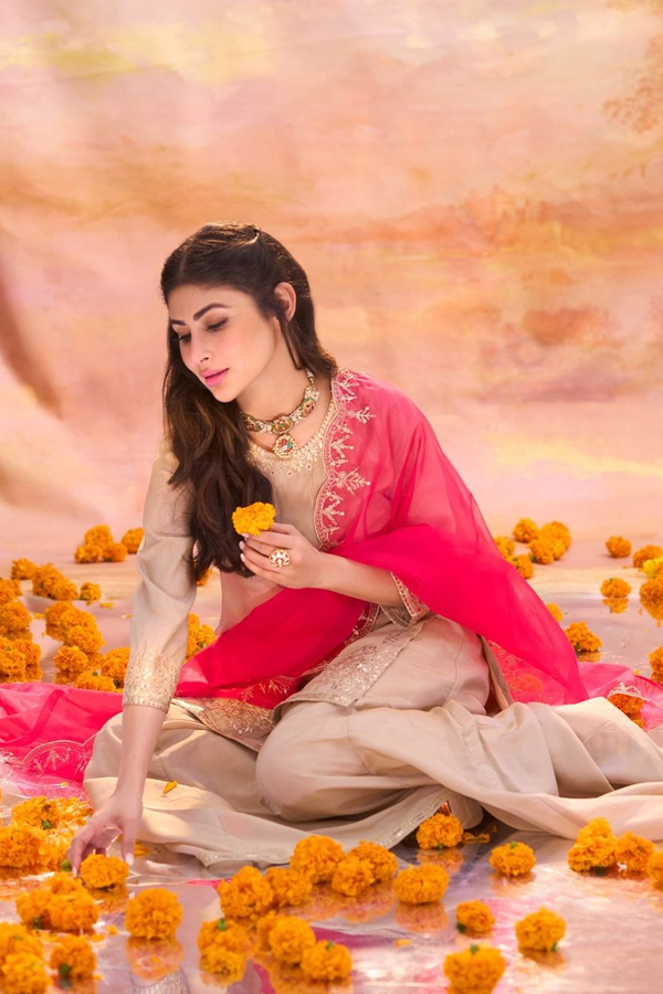 Mouni-Roy-8.jpg 9