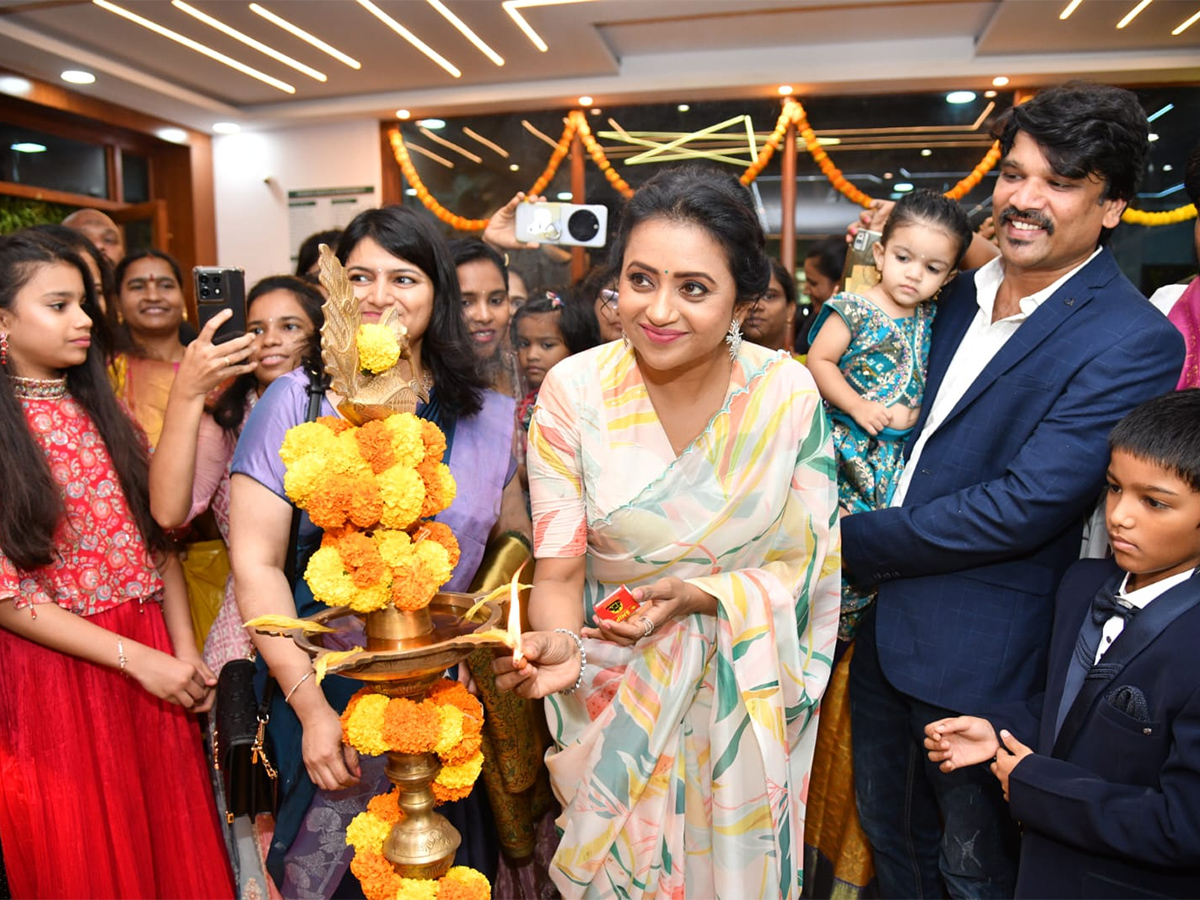 Anchor_20Suma_20at_20Visit_20Kukatpally_20Photos_22.jpg 11