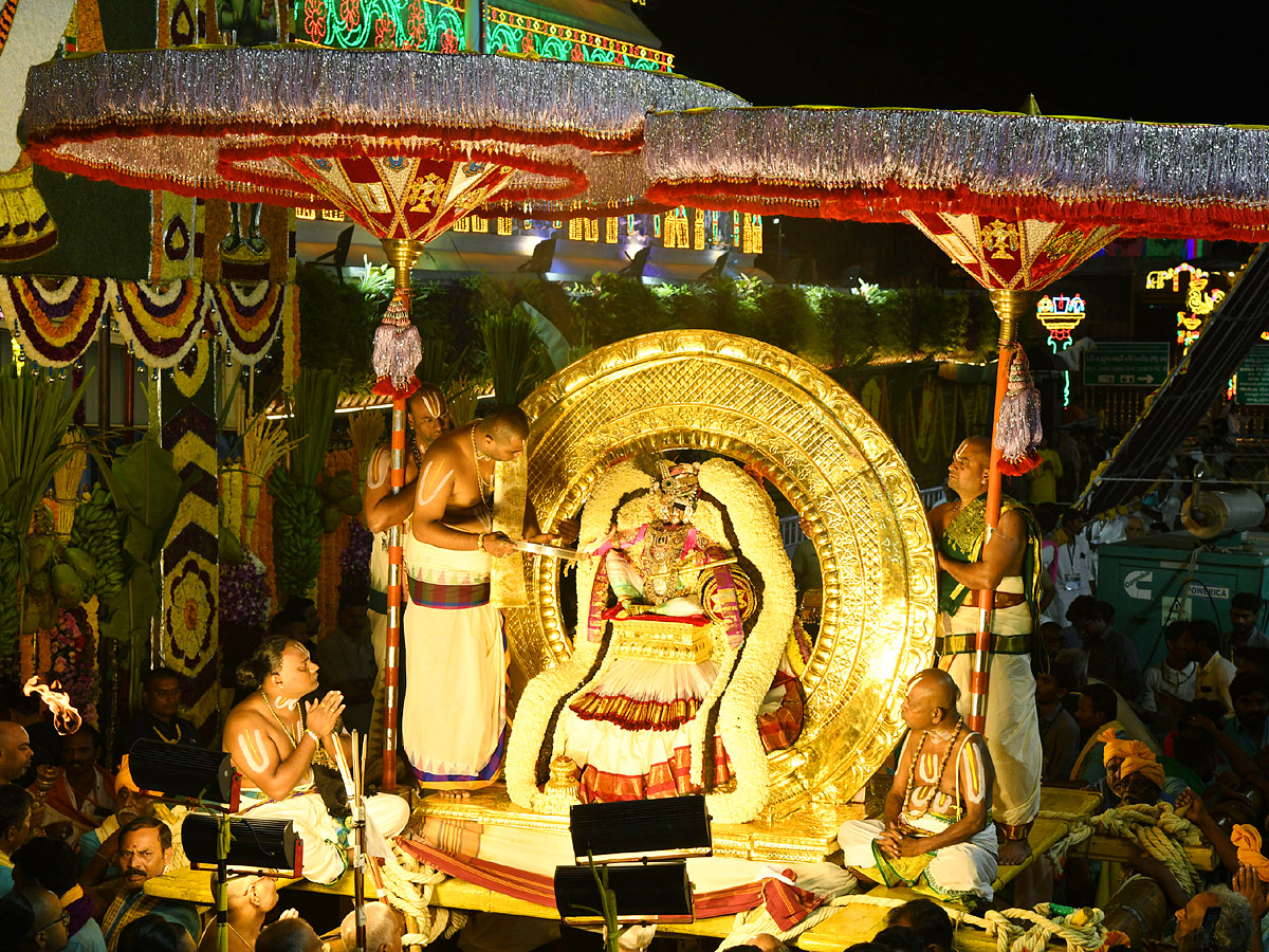 Lord_20Venkateswara_20appears_20on_20Chandraprabha_20Vahanam_20At_20Tirumala_20Salakatla_20Brahmotsavam_202024_20Photos_20_288_29_0.jpg 1