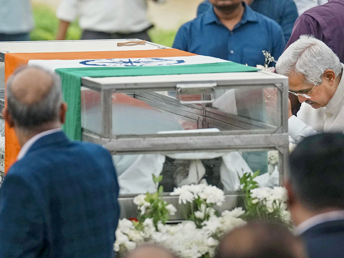 Ratan_20Tata_26_23039_3Bs_20Final_20Journey_20Officials_20Tribute_20At_20NCPA_20Lawns_2CMumbai_20Photos_20_2813_29_0.jpg 14