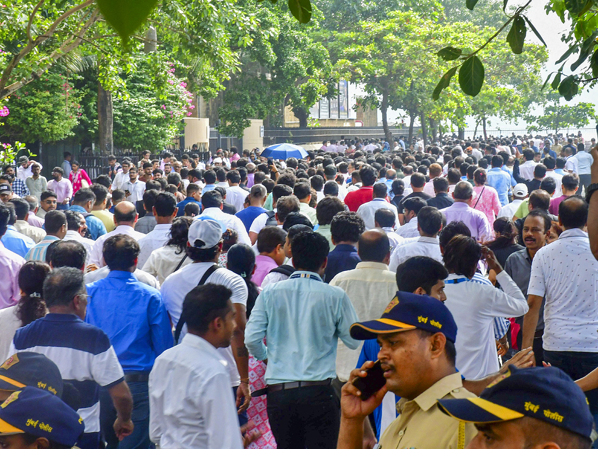 Ratan_20Tata_26_23039_3Bs_20Last_20Rites_20With_20State_20Honours_2C_20Thousands_20Gather_20To_20Pay_20Tributes_20Photos_20_2813_29.jpg 14