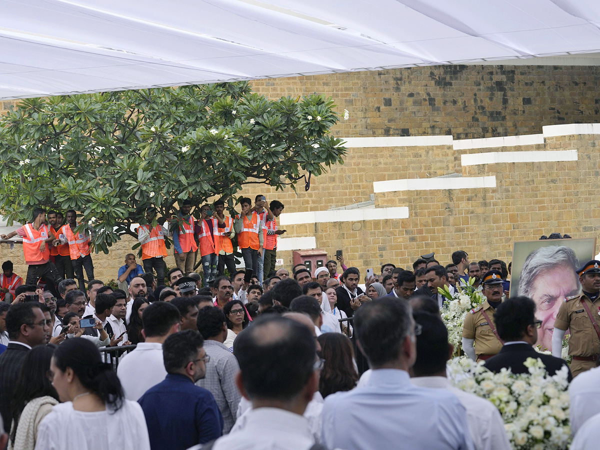 Ratan_20Tata_26_23039_3Bs_20Last_20Rites_20With_20State_20Honours_2C_20Thousands_20Gather_20To_20Pay_20Tributes_20Photos_20_2814_29.jpg 15