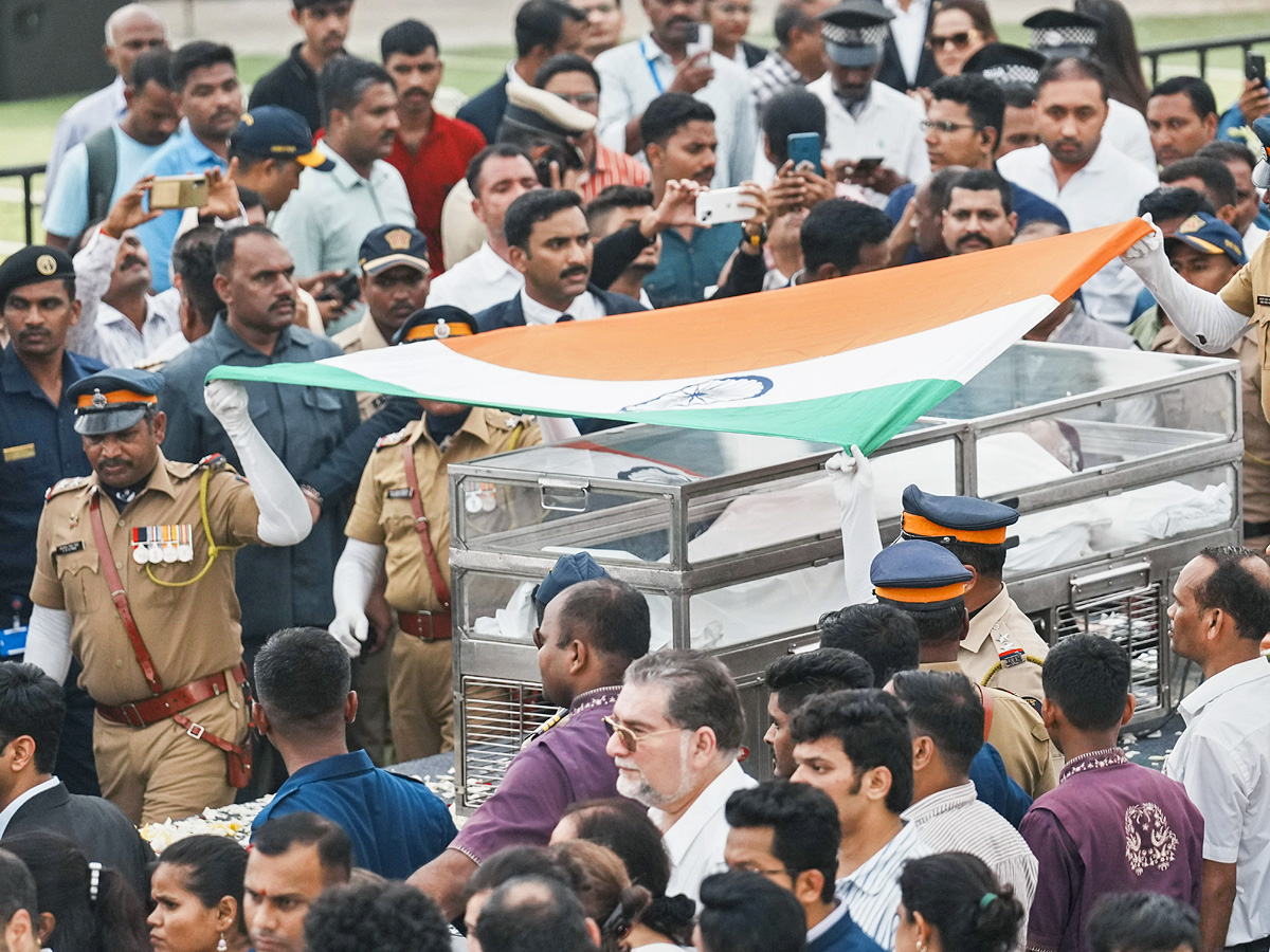 Ratan_20Tata_26_23039_3Bs_20Last_20Rites_20With_20State_20Honours_2C_20Thousands_20Gather_20To_20Pay_20Tributes_20Photos_20_2817_29.jpg 18