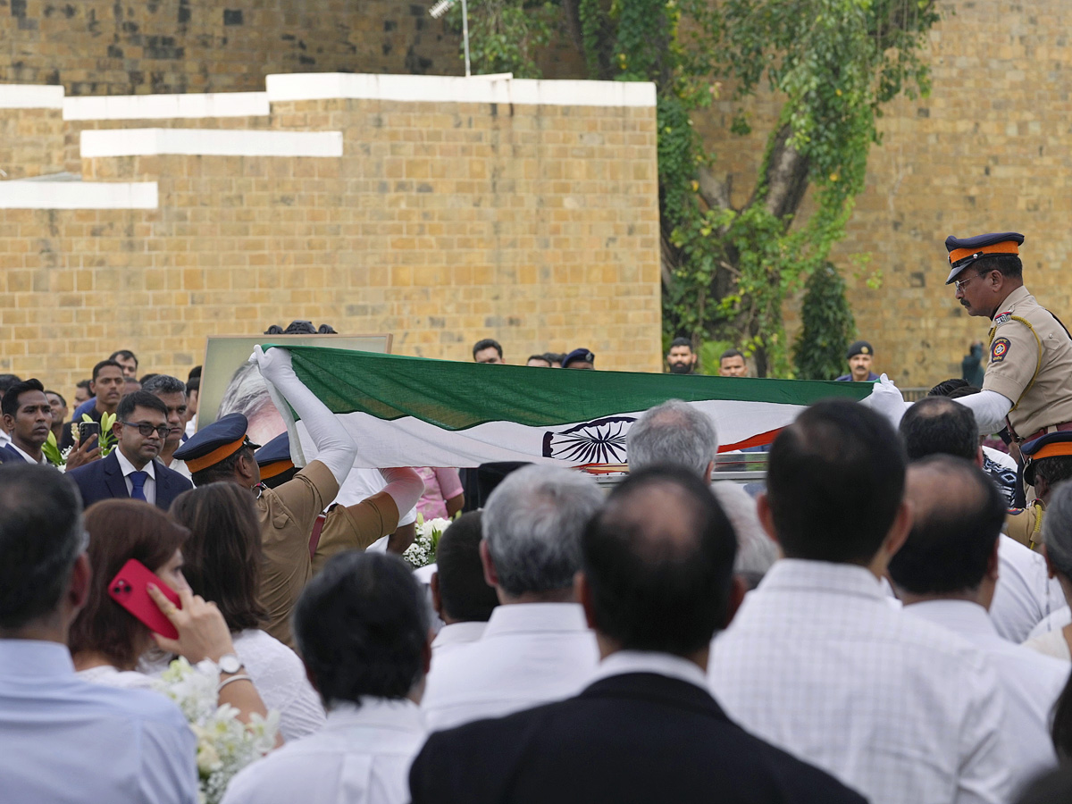 Ratan_20Tata_26_23039_3Bs_20Last_20Rites_20With_20State_20Honours_2C_20Thousands_20Gather_20To_20Pay_20Tributes_20Photos_20_2820_29.jpg 21