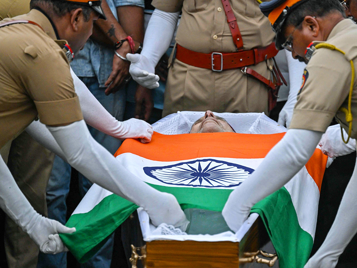 Ratan_20Tata_26_23039_3Bs_20Last_20Rites_20With_20State_20Honours_2C_20Thousands_20Gather_20To_20Pay_20Tributes_20Photos_20_2821_29.jpg 22