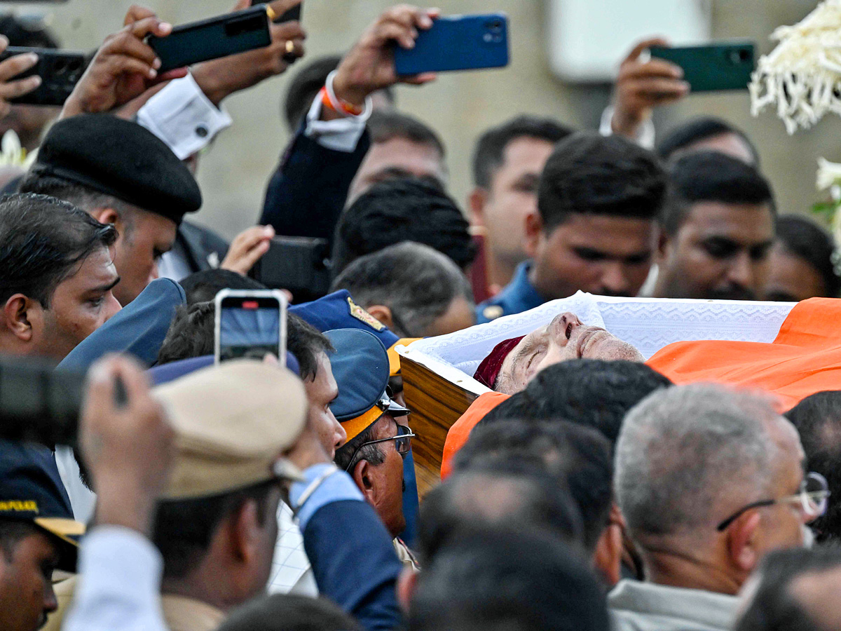 Ratan_20Tata_26_23039_3Bs_20Last_20Rites_20With_20State_20Honours_2C_20Thousands_20Gather_20To_20Pay_20Tributes_20Photos_20_2822_29.jpg 23