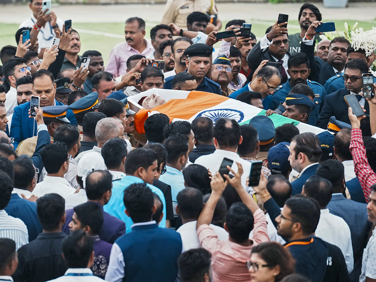 Ratan_20Tata_26_23039_3Bs_20Last_20Rites_20With_20State_20Honours_2C_20Thousands_20Gather_20To_20Pay_20Tributes_20Photos_20_288_29.jpg 9