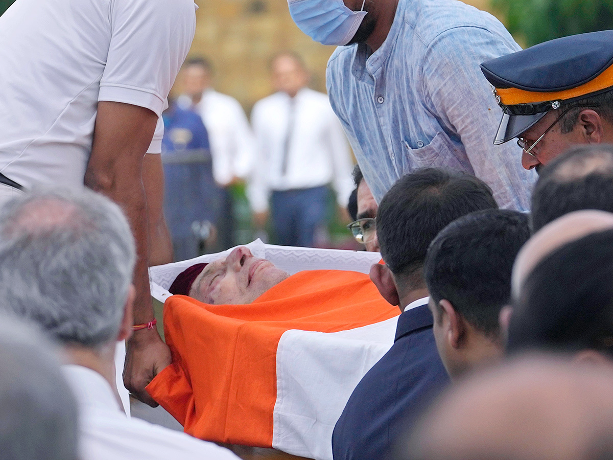 Tata_20Group_20Chairman_20Ratan_20Tata_20being_20taken_20to_20NCPA_20lawns_20for_20public_20viewing_1.jpg 1