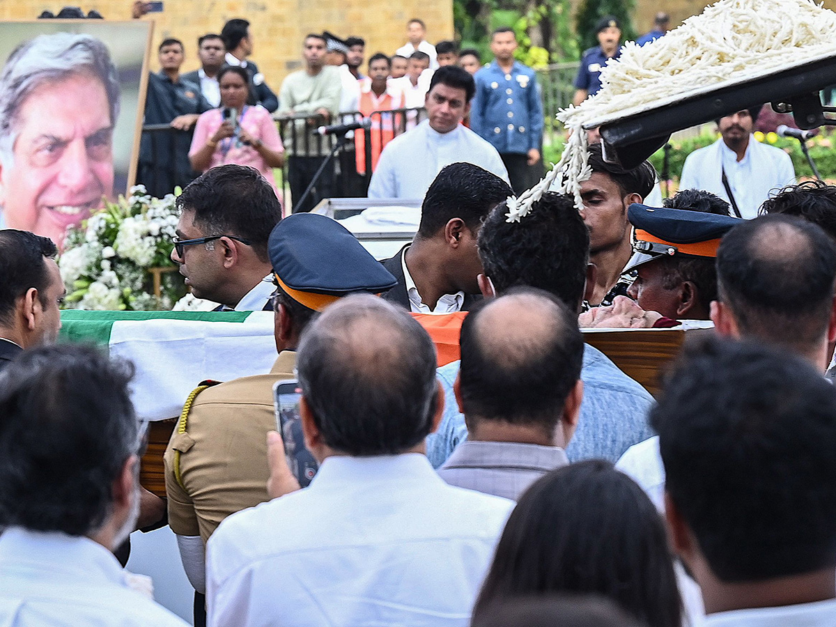 Tata_20Group_20Chairman_20Ratan_20Tata_20being_20taken_20to_20NCPA_20lawns_20for_20public_20viewing_14.jpg 14