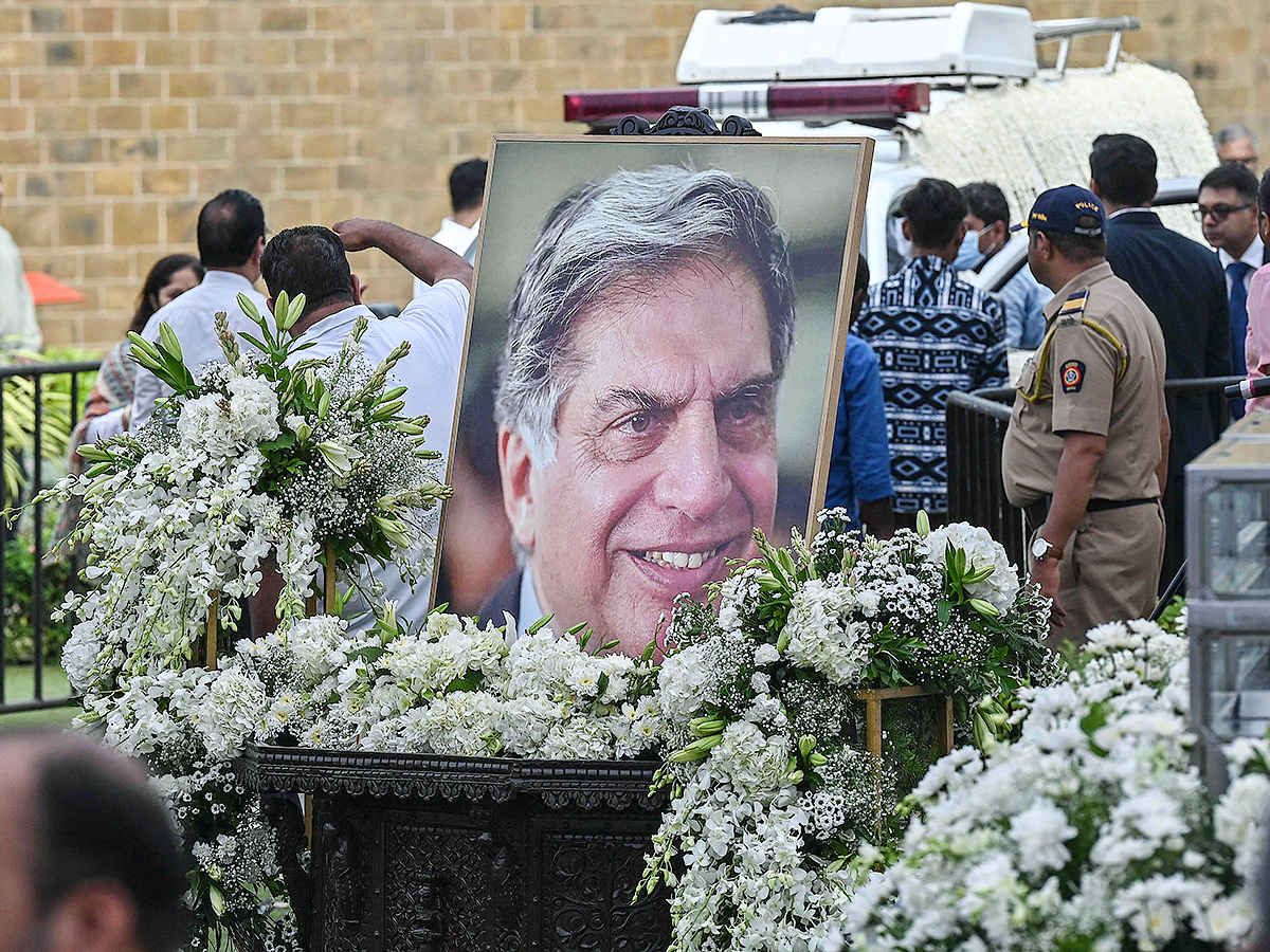 Tata_20Group_20Chairman_20Ratan_20Tata_20being_20taken_20to_20NCPA_20lawns_20for_20public_20viewing_2.jpg 2