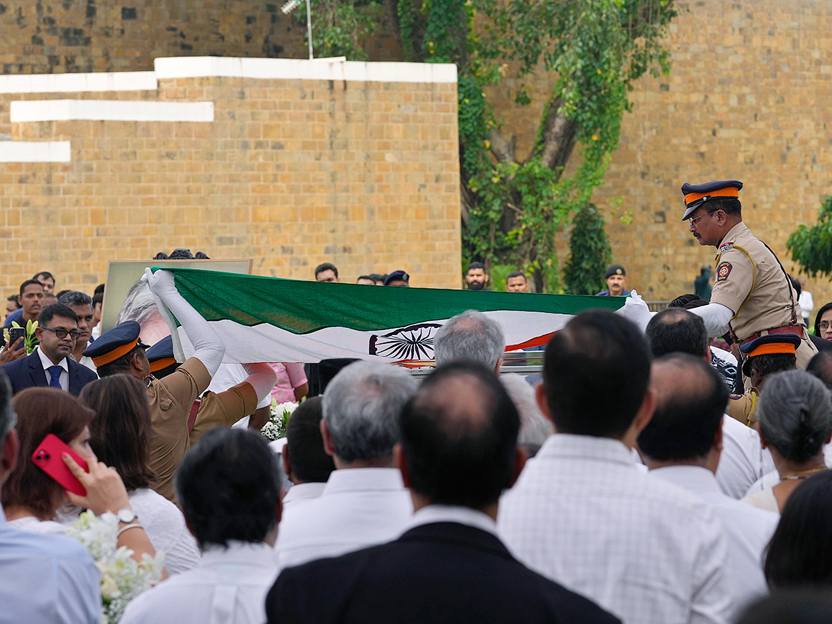 Tata_20Group_20Chairman_20Ratan_20Tata_20being_20taken_20to_20NCPA_20lawns_20for_20public_20viewing_4.jpg 4
