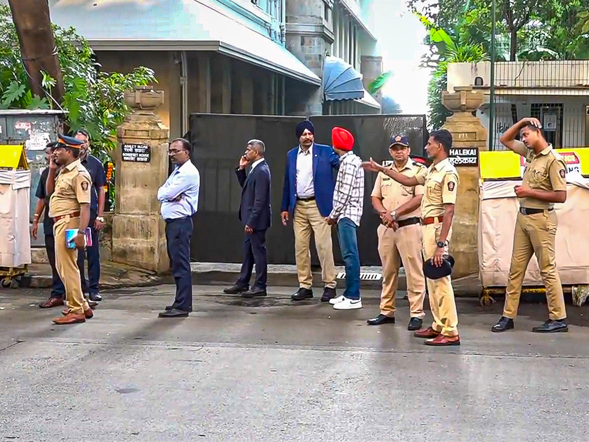 Tata_20Group_20Chairman_20Ratan_20Tata_20being_20taken_20to_20NCPA_20lawns_20for_20public_20viewing_5.jpg 5