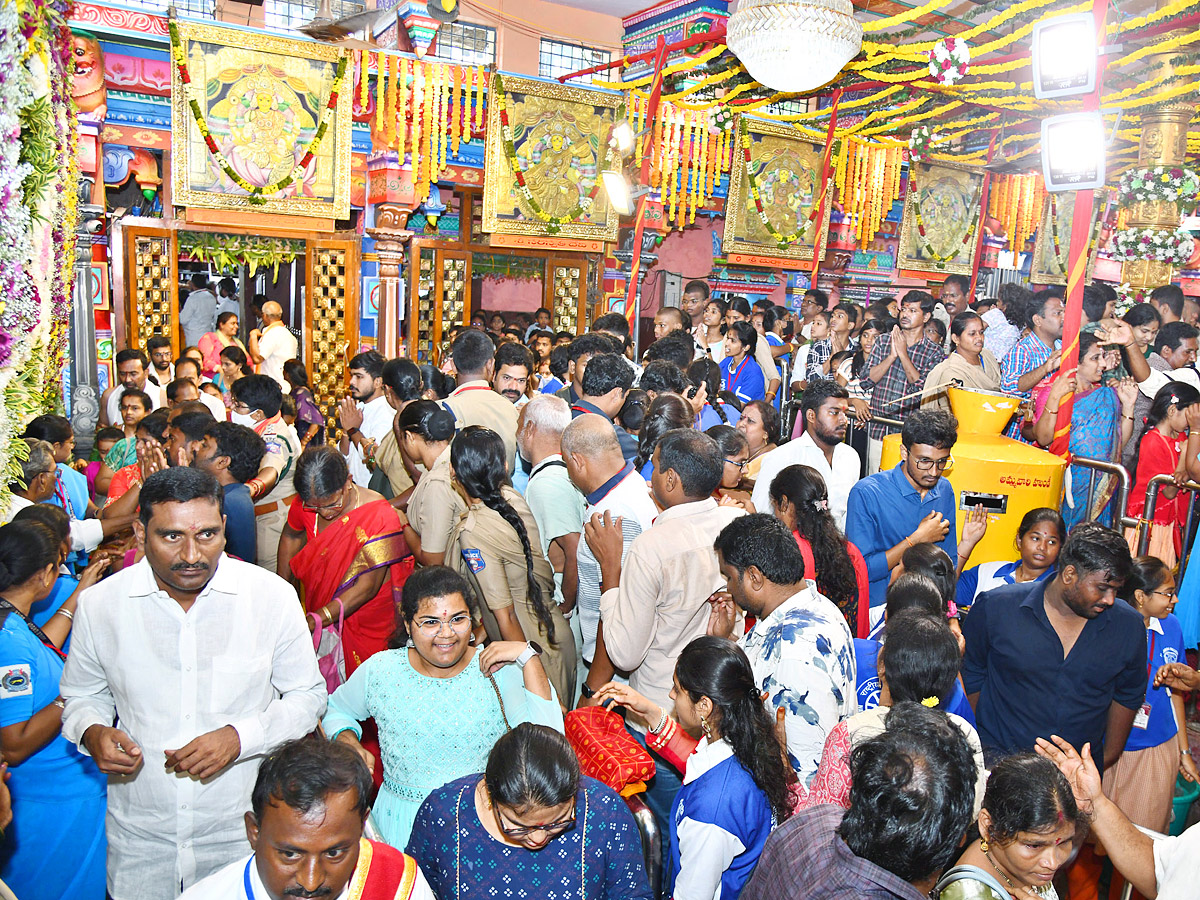 Vijayawada_20kanakadurga_20as_20mahishasuramardini_20on_209th_20day_20of_20Dussehra_20Photos_20_2812_29.jpg 23