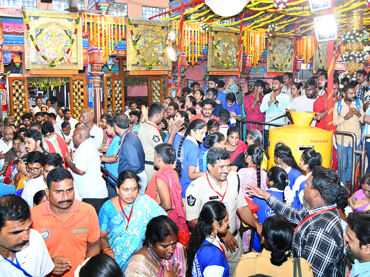 Vijayawada_20kanakadurga_20as_20mahishasuramardini_20on_209th_20day_20of_20Dussehra_20Photos_20_2813_29.jpg 24
