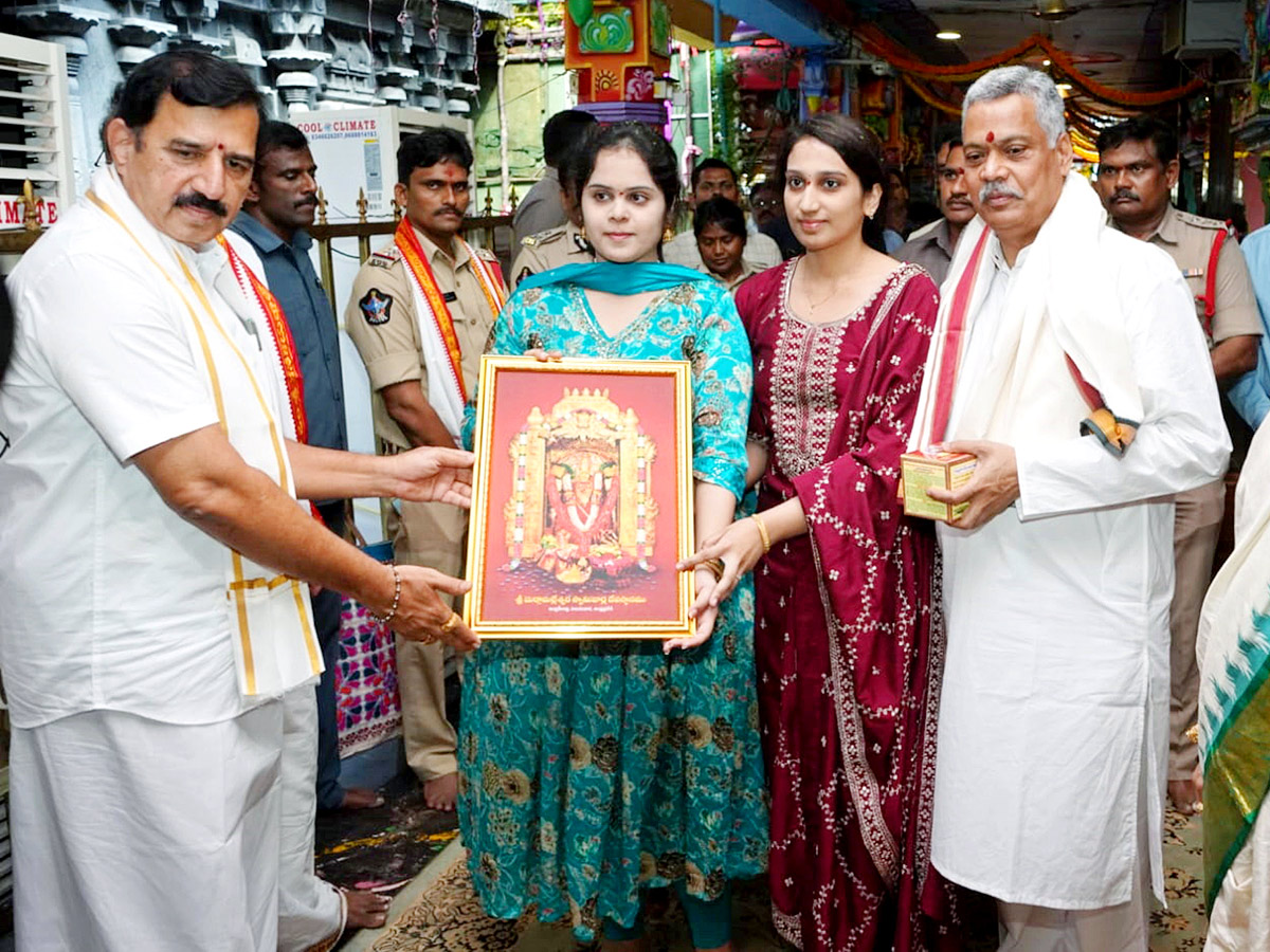 Vijayawada_20kanakadurga_20as_20mahishasuramardini_20on_209th_20day_20of_20Dussehra_20Photos_20_281_29.jpg 12