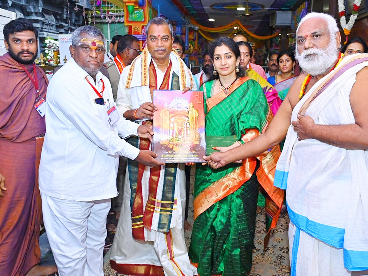 Vijayawada_20kanakadurga_20as_20mahishasuramardini_20on_209th_20day_20of_20Dussehra_20Photos_20_283_29.jpg 14