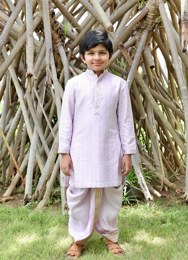 Vishnu_20Manchu_20celebrates_20Dussehra_20with_20his_20family_20photos__20_286_29.jpg 6