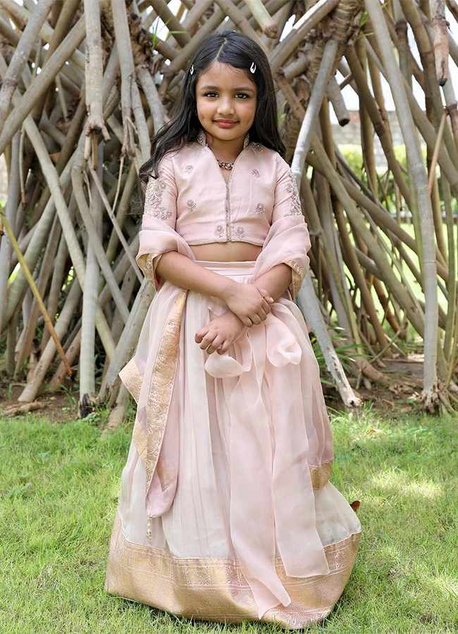 Vishnu_20Manchu_20celebrates_20Dussehra_20with_20his_20family_20photos__20_287_29.jpg 7