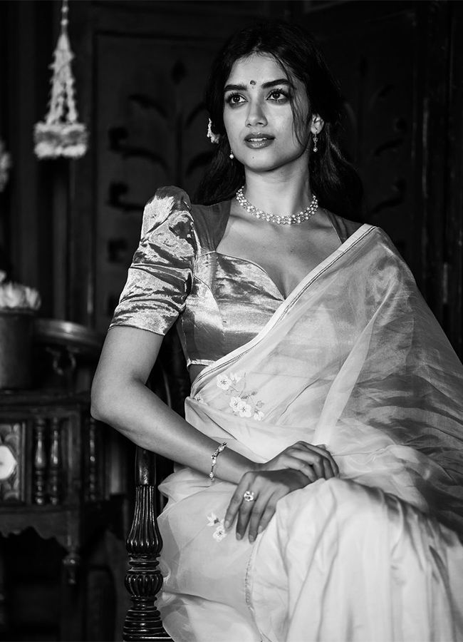 Actress_20Bhagyashri_20Borse_20Dussehra_20Looks_20HD_20Images__20_2812_29.jpg 12