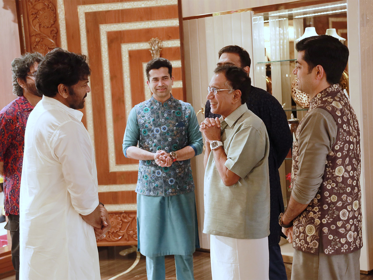 Chiranjeevi_20and_20Nagarjuna_20Navratri_20Celebrations_20at_20Kalyan_20Jewellers_20House__20_284_29.jpg 4
