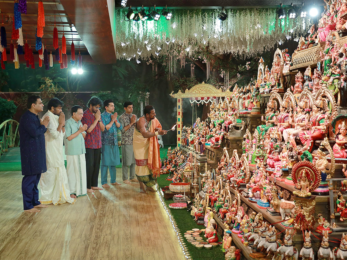 Chiranjeevi_20and_20Nagarjuna_20Navratri_20Celebrations_20at_20Kalyan_20Jewellers_20House__20_287_29.jpg 7