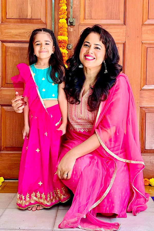 Heroine_20Sameera_20Reddy_20shares_20Family_20Photos_20in_20Social_20Media_20_2811_29.jpg 12