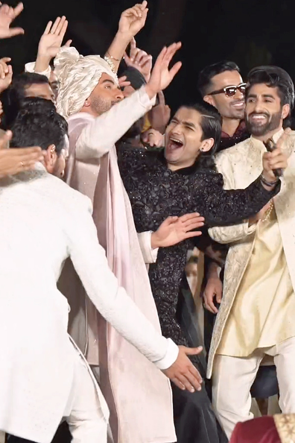 Ranbir_20Kapoor_20Turns_20Groom_20For_20The_20Second_20Time_20in_20delhi_20fashion_20show_20Photos_20_2811_29.jpg 12