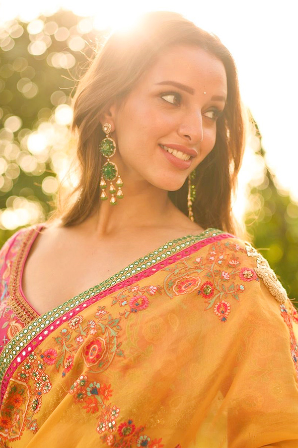 Tripti_20Dimri_20Gorgeous_20in_20saree_20Stunning_20Looks_20Photos_20_283_29.jpg 4