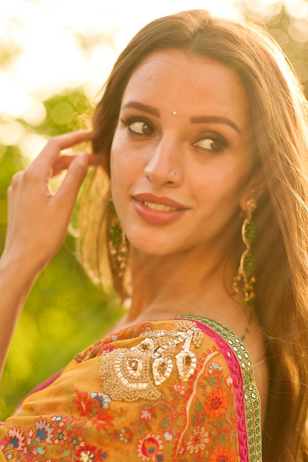 Tripti_20Dimri_20Gorgeous_20in_20saree_20Stunning_20Looks_20Photos_20_284_29.jpg 5