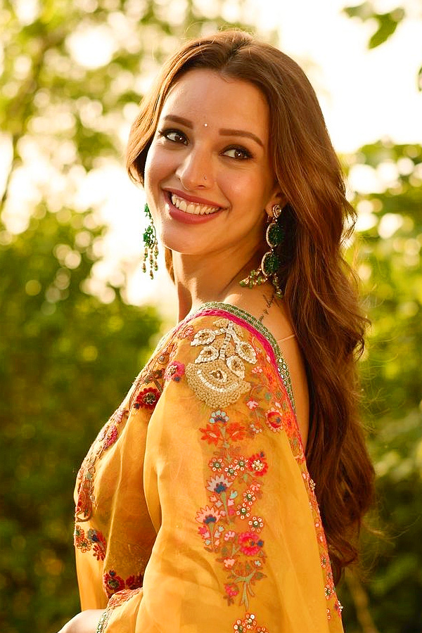 Tripti_20Dimri_20Gorgeous_20in_20saree_20Stunning_20Looks_20Photos_20_286_29.jpg 7