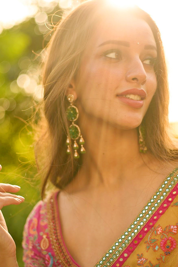Tripti_20Dimri_20Gorgeous_20in_20saree_20Stunning_20Looks_20Photos_20_288_29.jpg 9