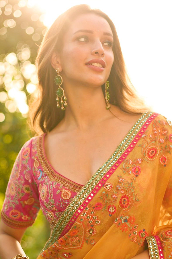 Tripti_20Dimri_20Gorgeous_20in_20saree_20Stunning_20Looks_20Photos_20_289_29.jpg 10