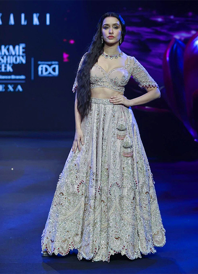 Bollywood_20actress_20in_20Lakme_20Fashion_20Week_202024_20Photos_7.jpg 7