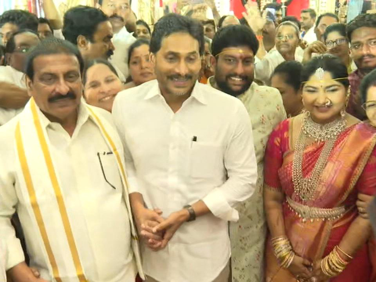 YS_20Jagan_20Attends_20Tanniru_20Nageswara_20Rao_20Daughter_20Marriage_20At_20Jaggaiahpet_11.jpg 11