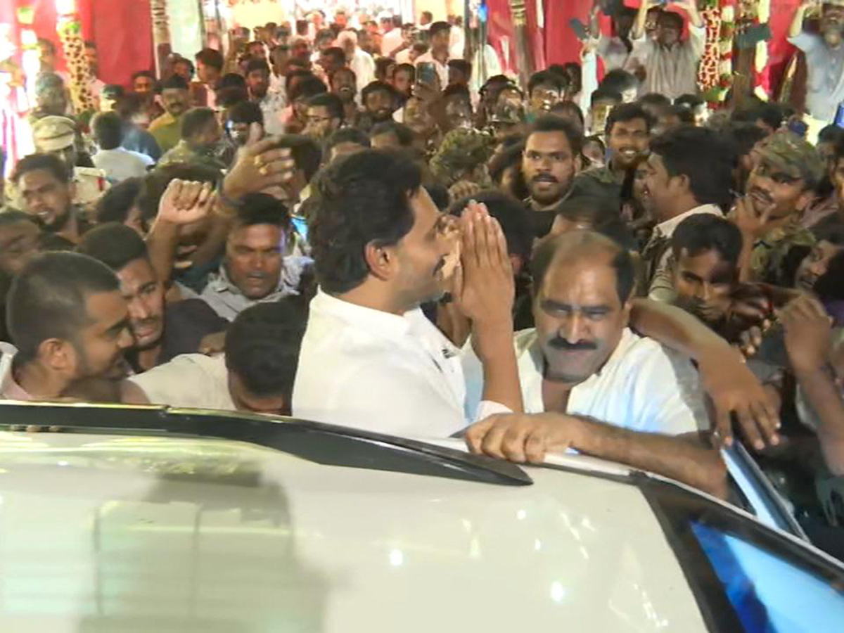 YS_20Jagan_20Attends_20Tanniru_20Nageswara_20Rao_20Daughter_20Marriage_20At_20Jaggaiahpet_13.jpg 13